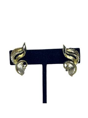 Lisner Gold Tone Leaf Clip On Earrings Signed (6426)